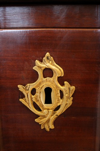 Antiquités - Commode nantaise à double arbalète en acajou massif, époque Louis XV