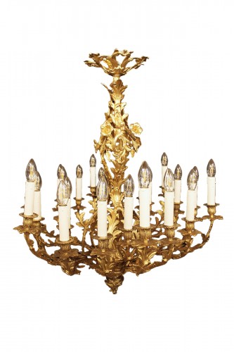 Chandelier of rocaille style in chased and gilded bronze with 24 lights