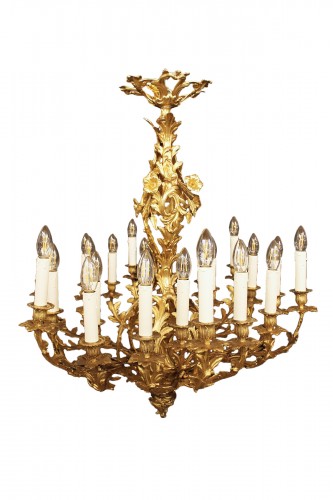 Lustre de style rocaille en bronze ciselé et doré à 24 lumières