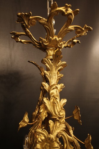 Lustre de style rocaille en bronze ciselé et doré à 24 lumières - Antiquités Thierry Martin