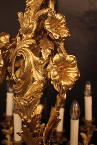 Antiquités - Chandelier of rocaille style in chased and gilded bronze with 24 lights