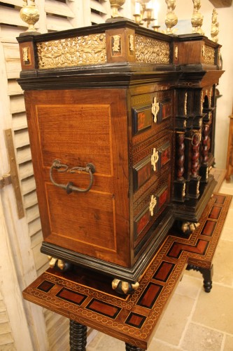 Spanish travel cabinet and its base, 17th century - Furniture Style Louis XIV