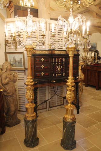 Paire de torchères en bois sculpté peint et doré, fin XIXe siècle - Luminaires Style 