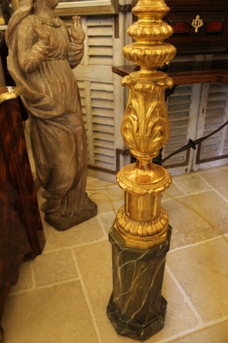 XIXe siècle - Paire de torchères en bois sculpté peint et doré, fin XIXe siècle