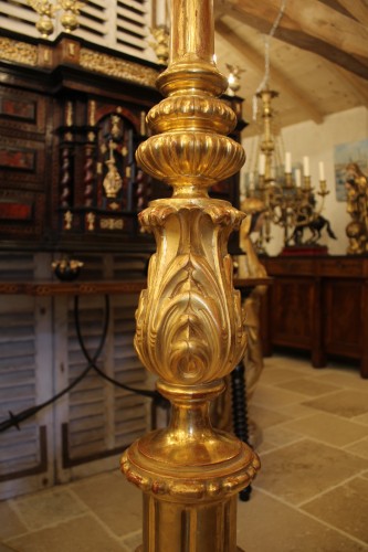  - Paire de torchères en bois sculpté peint et doré, fin XIXe siècle