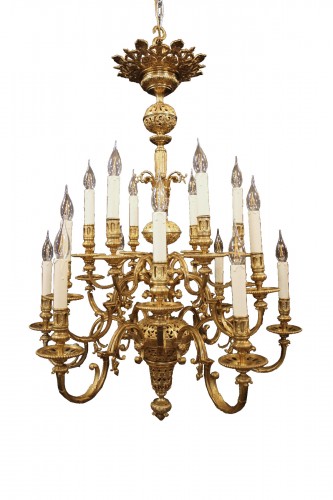 Lustre de style Néogothique en bronze doré à 18 feux, milieu du XIXe siècle