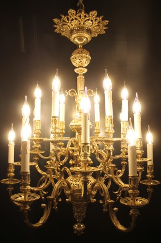 Lustre de style Néogothique en bronze doré à 18 feux, milieu du XIXe siècle - Luminaires Style 