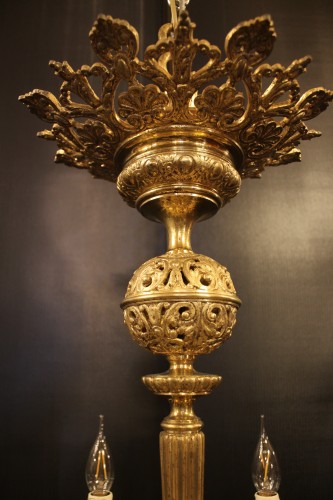 XIXe siècle - Lustre de style Néogothique en bronze doré à 18 feux, milieu du XIXe siècle