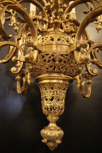 Antiquités - Lustre de style Néogothique en bronze doré à 18 feux, milieu du XIXe siècle