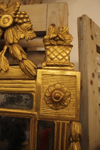 XVIIIe siècle - Miroir à pare-closes en bois doré, époque Louis XVI