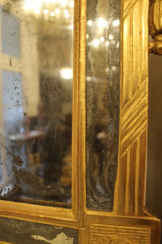 Antiquités - Miroir à pare-closes en bois doré, époque Louis XVI