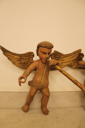 Paire d'angelots en bois sculpté polychrome, époque XVIIIe - Art sacré, objets religieux Style 