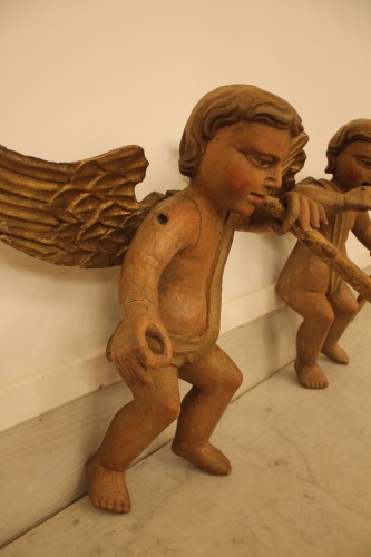 Antiquités - Pair of cherubs in polychrome carved wood, 18th century