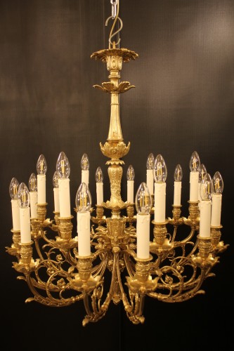 Lustre à 18 feux en bronze ciselé et doré, époque Napoléon III