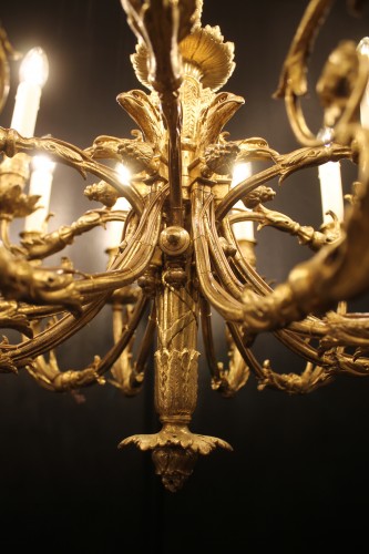 Antiquités - Lustre à 18 feux en bronze ciselé et doré, époque Napoléon III