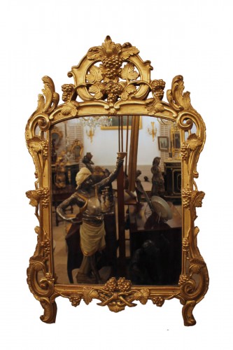 Miroir provençal à pare-closes en bois sculpté et doré, époque Louis XV