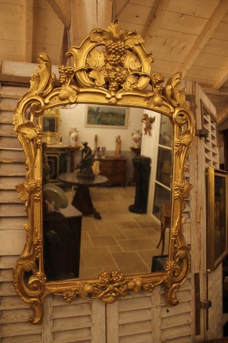 Miroir provençal à pare-closes en bois sculpté et doré, époque Louis XV - Miroirs, Trumeaux Style Louis XV