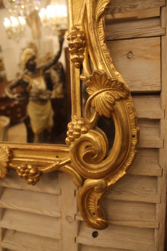 Miroirs, Trumeaux  - Miroir provençal à pare-closes en bois sculpté et doré, époque Louis XV