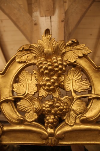 XVIIIe siècle - Miroir provençal à pare-closes en bois sculpté et doré, époque Louis XV