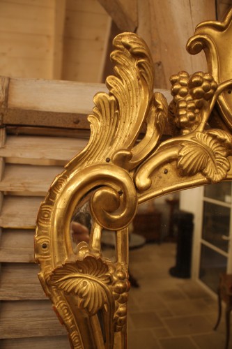 Miroir provençal à pare-closes en bois sculpté et doré, époque Louis XV - Louis XV
