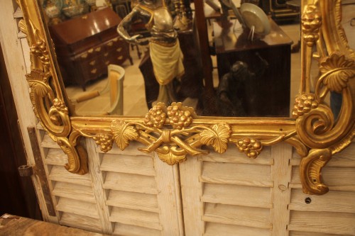 Antiquités - Miroir provençal à pare-closes en bois sculpté et doré, époque Louis XV