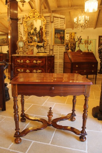 Table Louis XIV en satiné rubané et gaïac, travail Rochelais, début du XVIIIe siècle - Mobilier Style Louis XIV