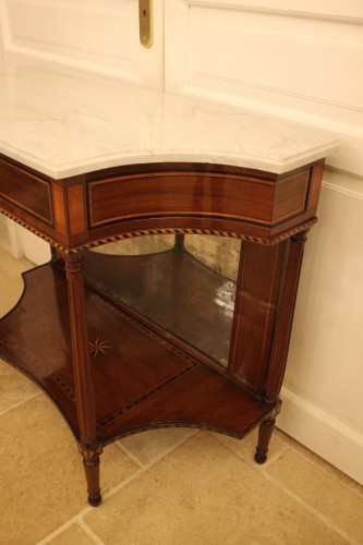 Console Louis XVI à côtés incurvés, Bordeaux, fin du XVIIIe siècle - Mobilier Style Louis XVI