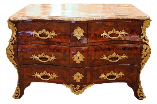 Commode tombeau aux espagnolettes, époque Louis XV