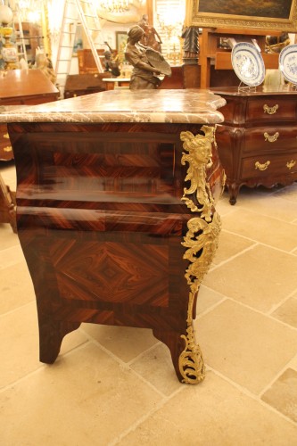 Commode tombeau aux espagnolettes, époque Louis XV - Mobilier Style Louis XV