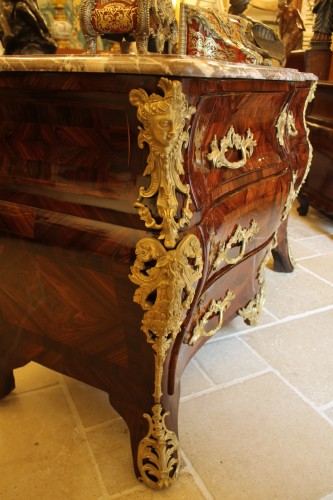 Mobilier Commode - Commode tombeau aux espagnolettes, époque Louis XV