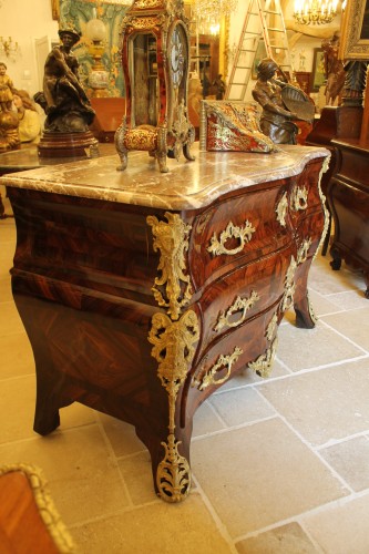 Commode tombeau aux espagnolettes, époque Louis XV - Antiquités Thierry Martin