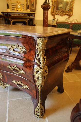 Commode tombeau aux espagnolettes, époque Louis XV - Louis XV