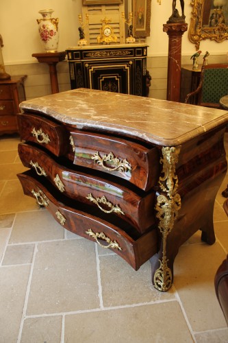 Antiquités - Commode tombeau aux espagnolettes, époque Louis XV