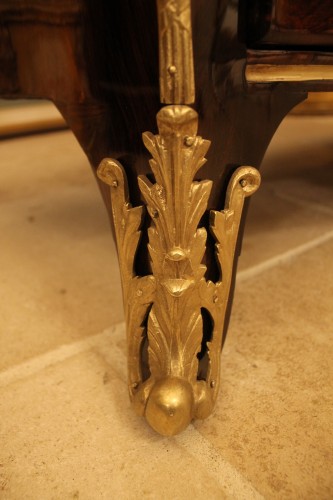 Antiquités - Commode Louis XV estampillée G .SCHWINGKENS, bronzes au C couronné