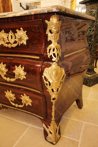 XVIIIe siècle - Commode tombeau d'époque Louis XV estampillée F.F