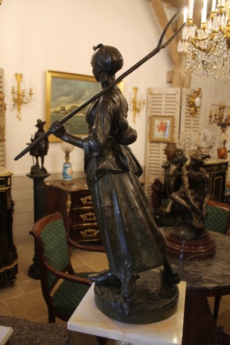 Antiquités - BOUILLON Henri (1864-1934)– Porteuse aux champs, important bronze
