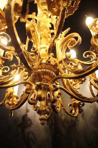 Antiquités - Lustre à 18 feux en bronze ciselé et doré, époque Napoléon III
