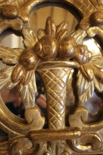 Antiquités - Miroir à parecloses en bois doré, époque Louis XV