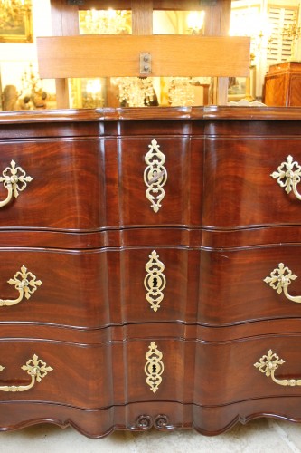 Louis XV - Commode Nantaise en acajou massif, époque Louis XV