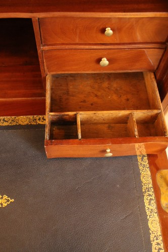 XVIIIe siècle - Petit secrétaire en acajou massif, estampille de BOICHOD et JME, époque Transition