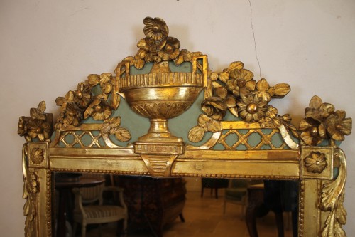 Miroir à fronton en bois sculpté et doré, époque Louis XVI - Miroirs, Trumeaux Style Louis XVI