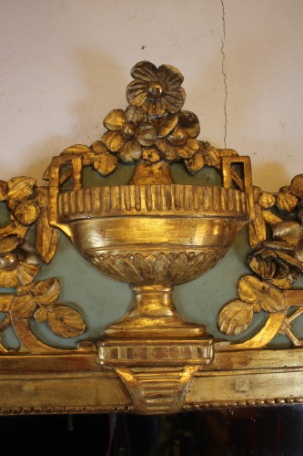 Miroirs, Trumeaux  - Miroir à fronton en bois sculpté et doré, époque Louis XVI