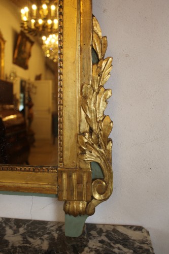 XVIIIe siècle - Miroir à fronton en bois sculpté et doré, époque Louis XVI