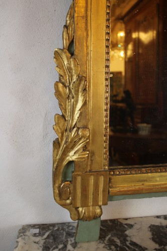 Miroir à fronton en bois sculpté et doré, époque Louis XVI - Louis XVI