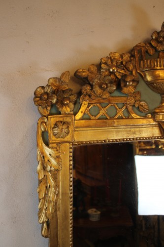 Antiquités - Miroir à fronton en bois sculpté et doré, époque Louis XVI
