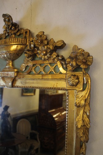 Antiquités - Miroir à fronton en bois sculpté et doré, époque Louis XVI