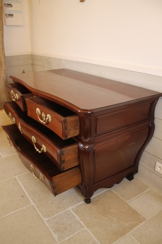 Commode tombeau en acajou massif, Bordeaux, époque Louis XV - Louis XV
