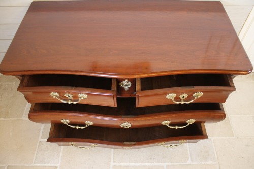Louis XV - Commode tombeau en acajou massif, Bordeaux, époque Louis XV