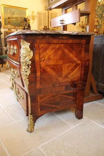 Mobilier Commode - Commode en sarcophage et à pont, époque Régence