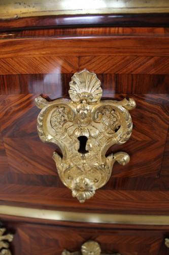 Antiquités - Commode en sarcophage et à pont, époque Régence